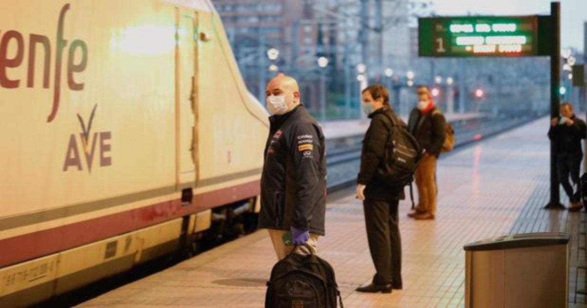 Trabajadores esperando la llegada del AVE en la estación de tren de Valladolid