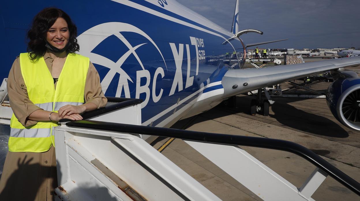 Llega a Madrid el cuarto avión comprado por Ayuso con casi 80 toneladas de material sanitario