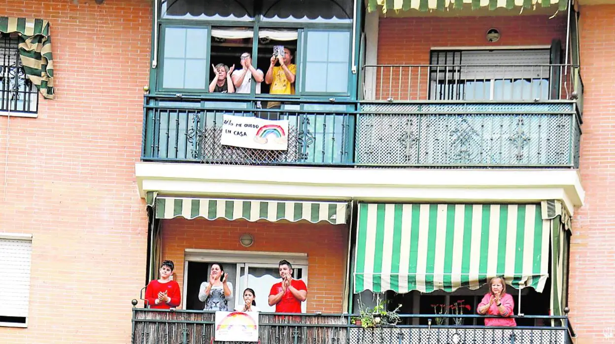 Vecinos salen a los balcones a apoyar a quienes, con su música, buscan subir el ánimo