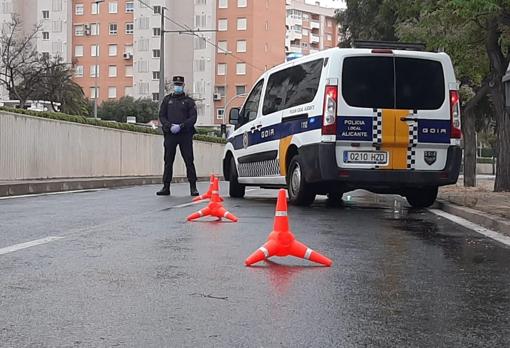 Un policía local de Alicante en un control del cumplimiento del estado de alarma, este martes