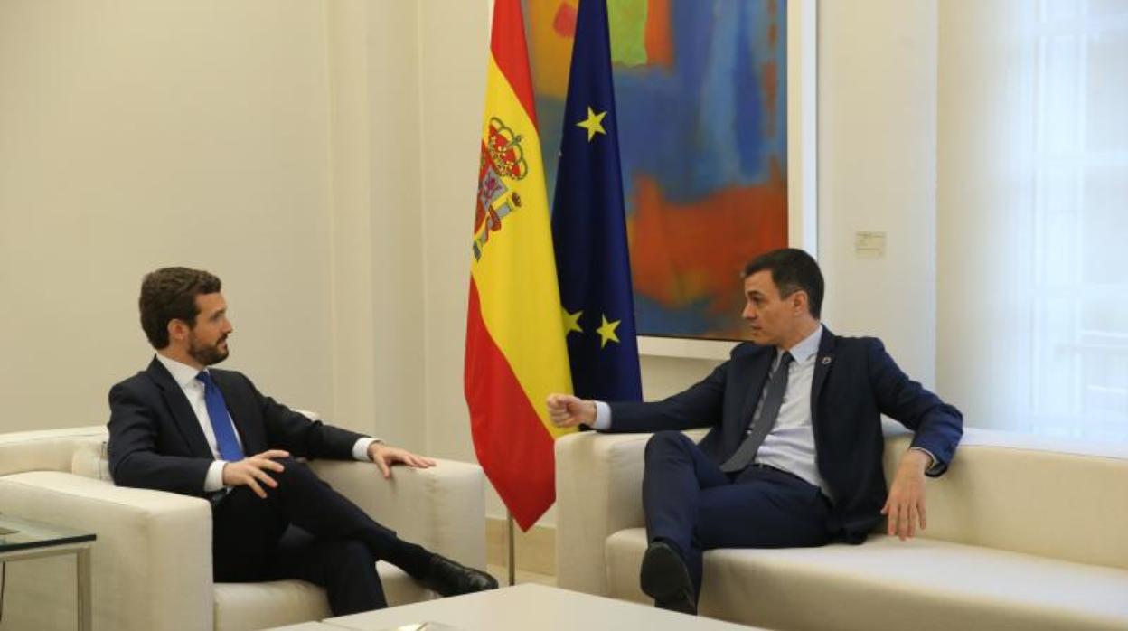 Pablo Casado y Pedro Sánchez, en La Moncloa, en una imagen de archivo