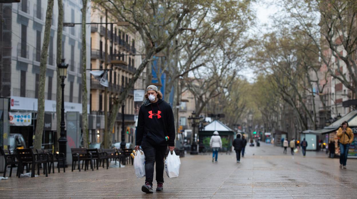 La Rambla de Barcelona, sin apenas personas durante el confinamiento