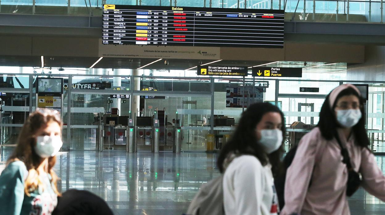 Tres jóvenes en el aeropuerto de Santiago al inicio del brote