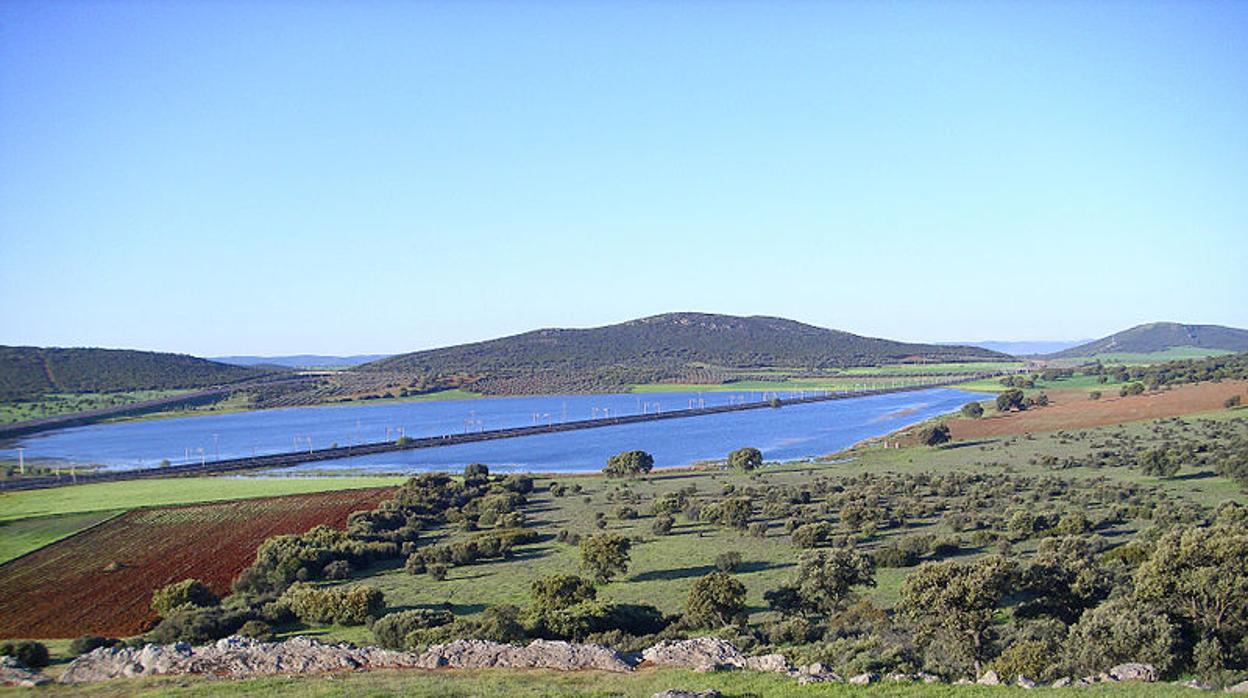 Laguna de Cañada de Calatrava atravesada por la línea del tren de alta velocidad y la autovía de Puertollano-Ciudad Real