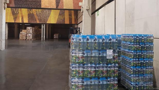 Mercadona dona botellas de agua a los voluntarios que descargan el material sanitario de la Generalitat