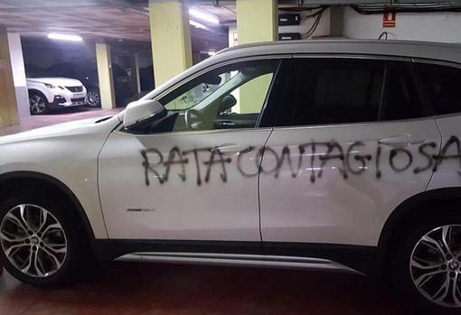 Imagen del coche con las palabras pintadas difundida por las redes sociales