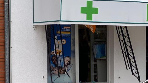 Arrancan la reja de la ventana y roban en la farmacia de Yuncler