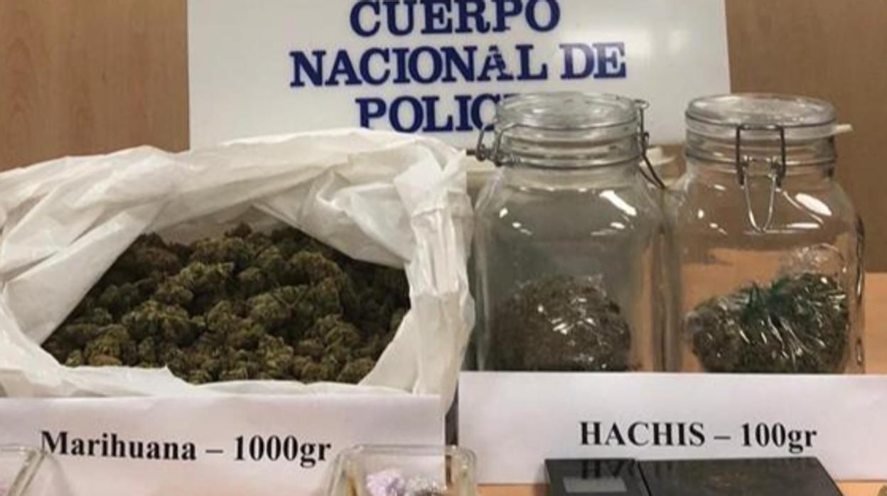 Imagen de la marihuana y el hachís incautados durante la intervención