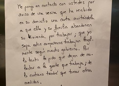 Nota colgada por el propietario del edificio en el ascensor