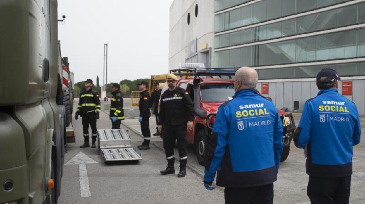 Los trabajadores del Samur Social atienden a las personas sin hogar en el pabellón habilitado por la UME en Ifema