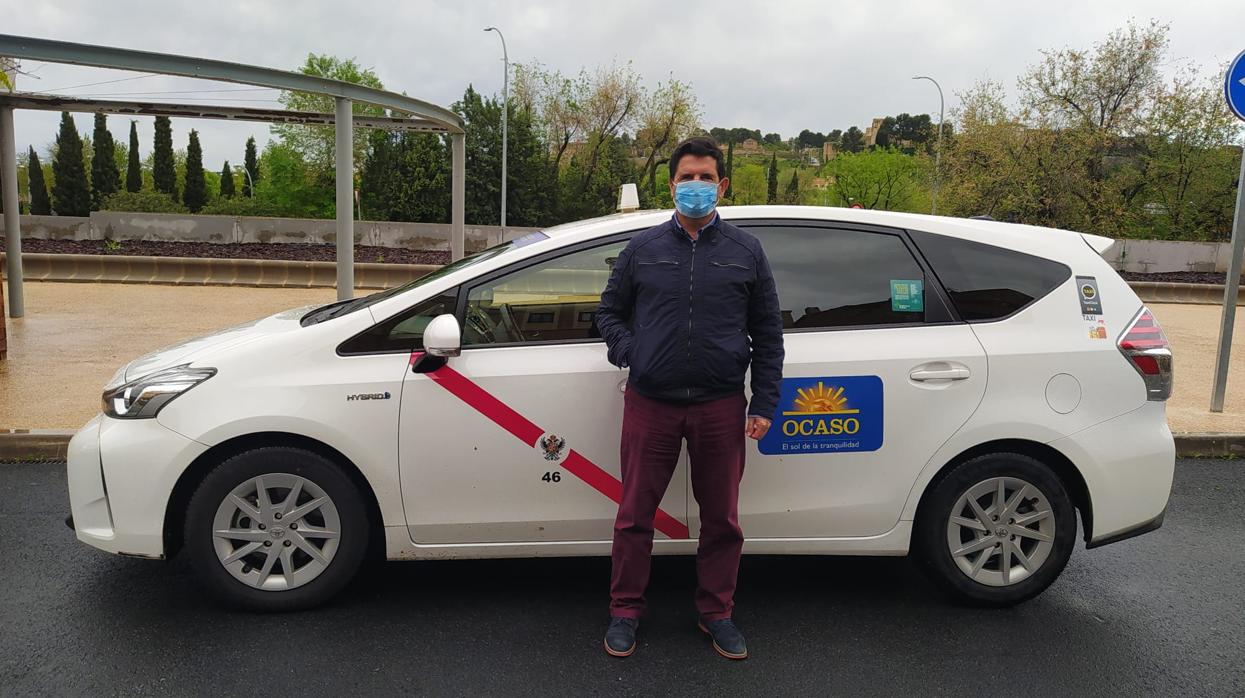 Miguel Ángel Ortega, junto a su taxi, este miércoles en Toledo