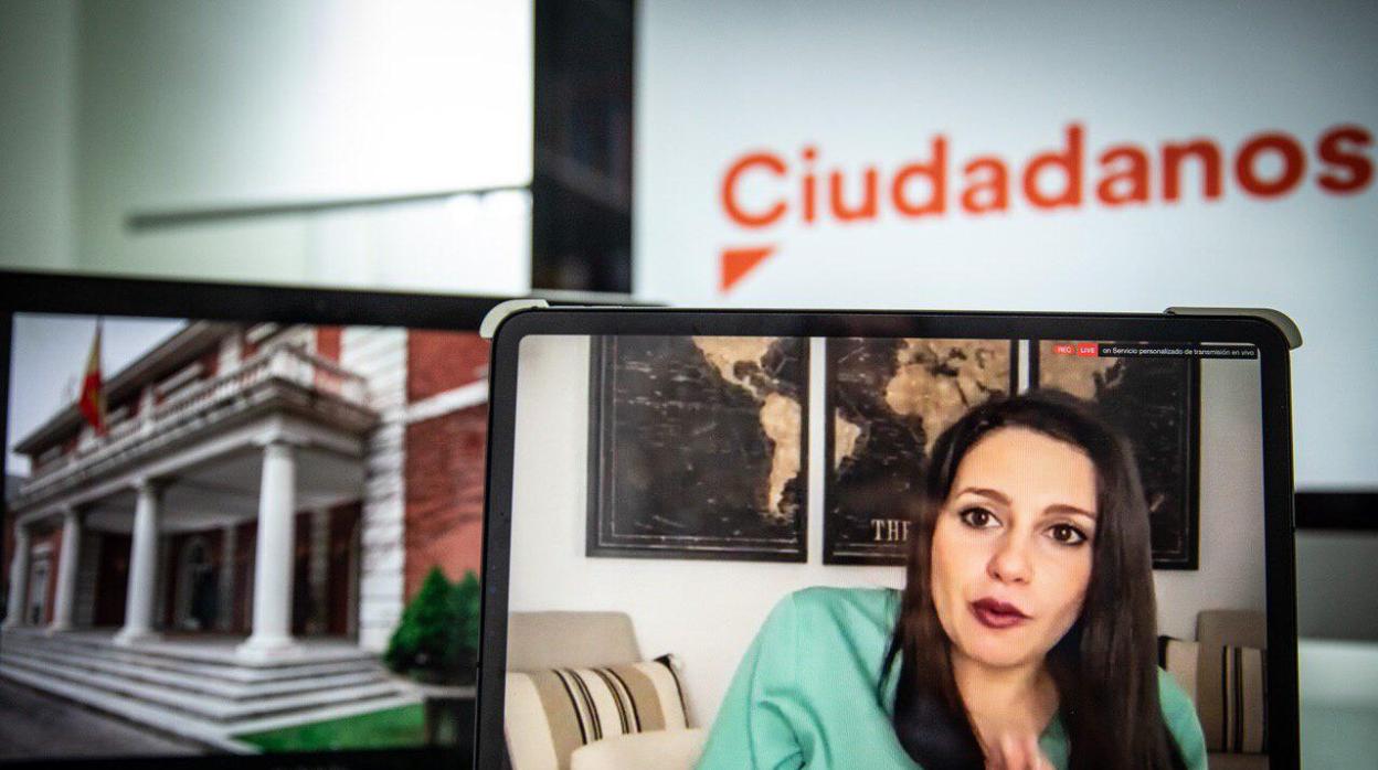 Inés Arrimadas, en la rueda de prensa posterior a su reunión con Pedro Sánchez