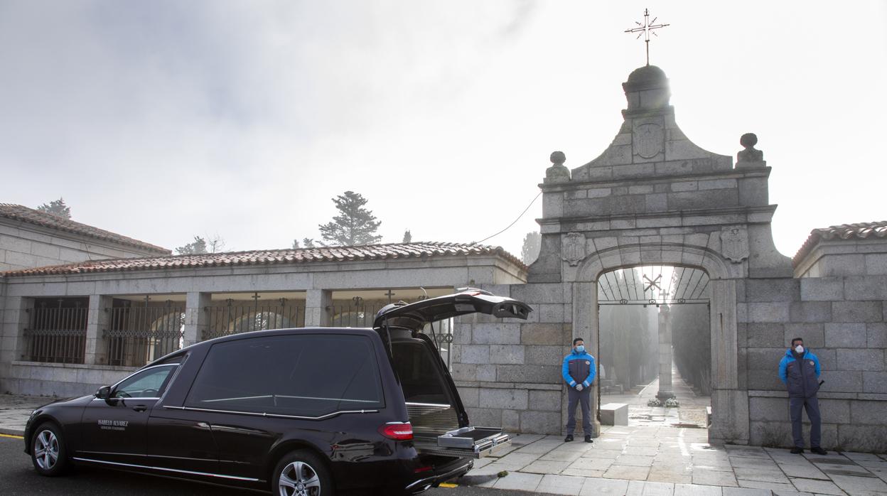 Dos vigilantes de seguridad custodian la entrada del cementerio de Ávila