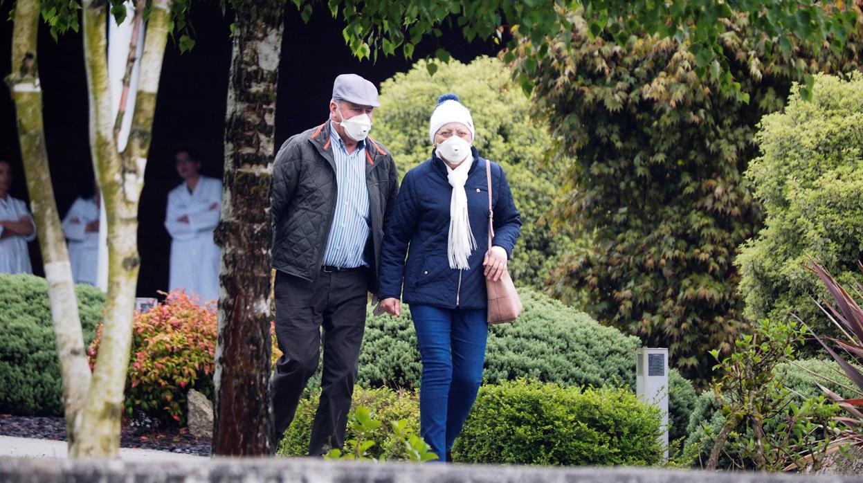 Dos personas caminan en un patio exterior del hospital de Lugo, este martes