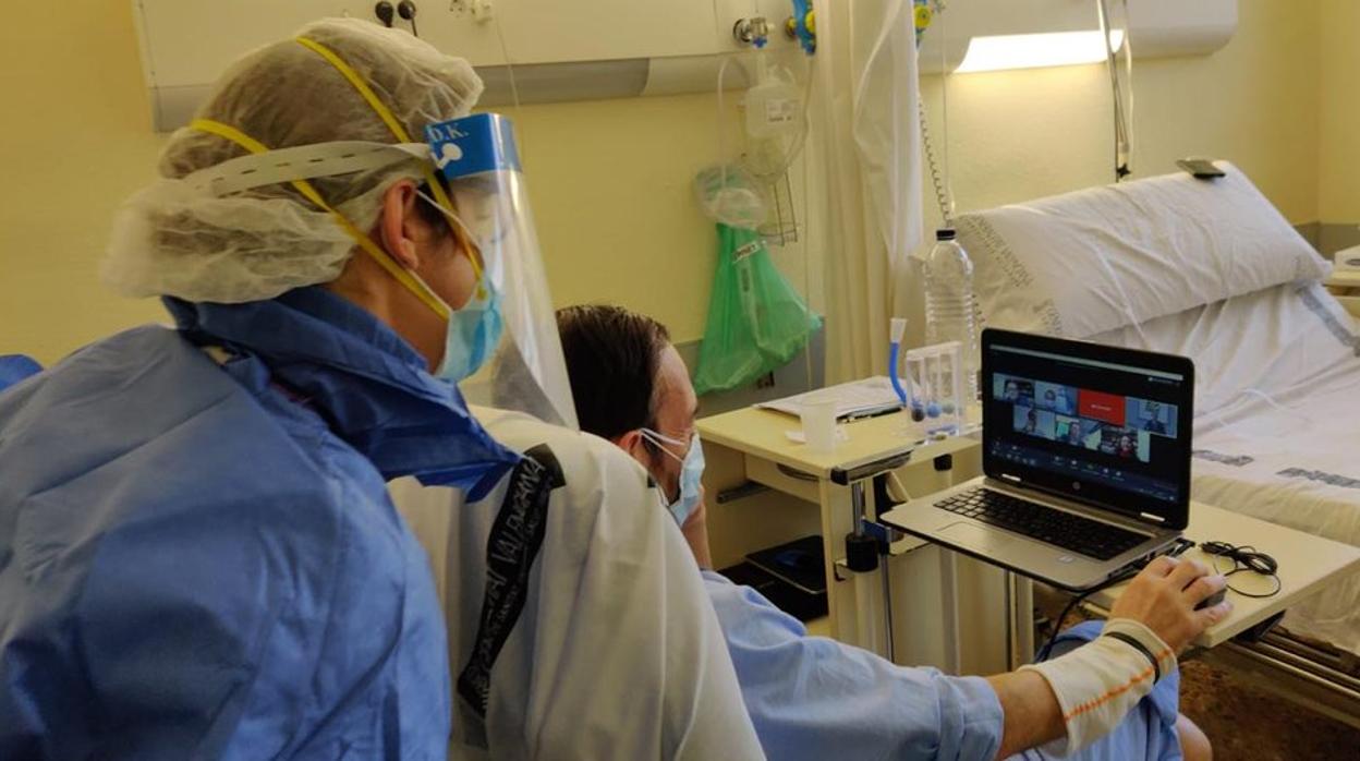 El paciente de coronavirus conversando con Nadal durante la videollamada