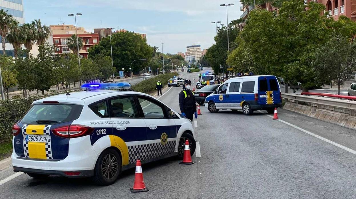 Policías locales en un control del cumplimiento del estado de alarma en Alicante