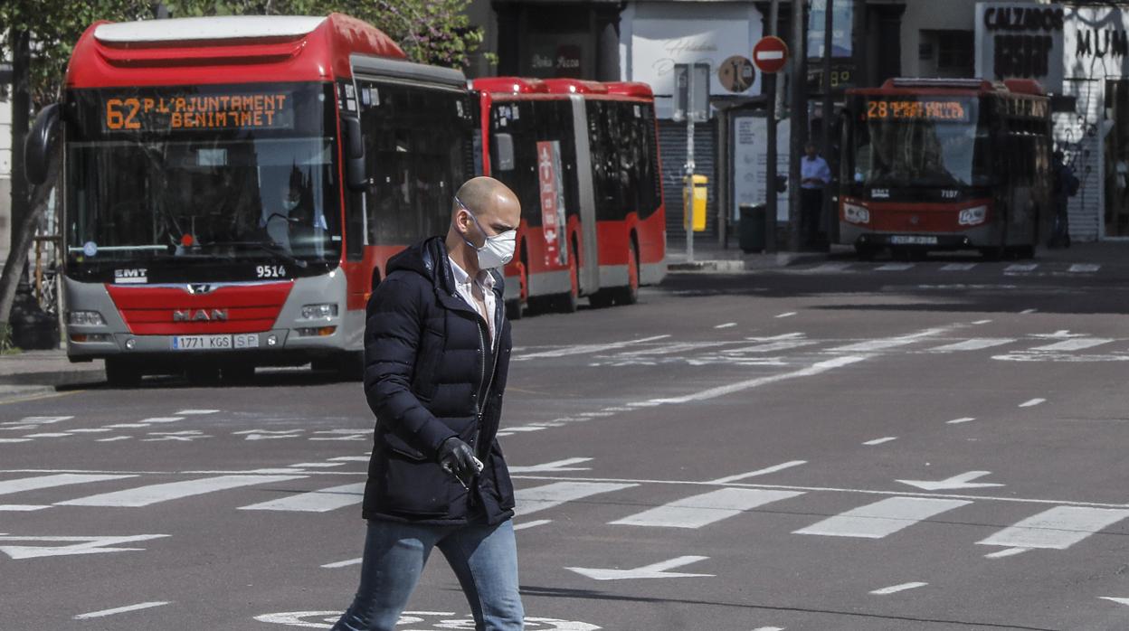 Imagen de varios autobuses de la EMT en el centro de Valencia