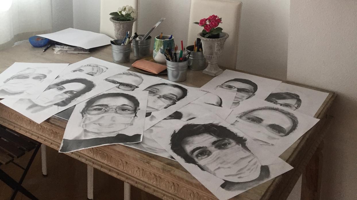 La mesa de trabajo de David Gómez, con muchos de los retratos que ha realizado a sus compañeros