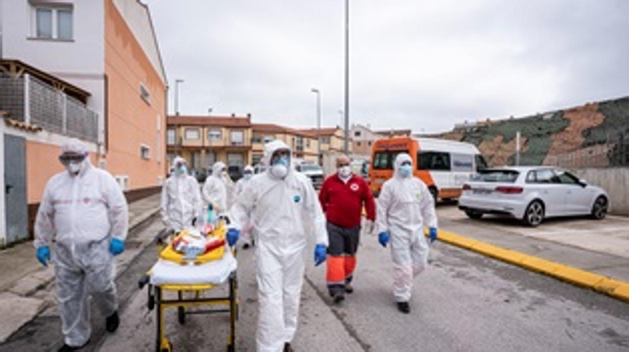 Imagen del traslado de unos enfermos de Covid-19 realizado este jueves en Requena