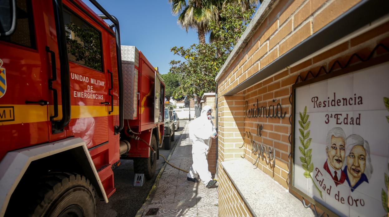 Residencia de mayores en Madrid, con efectivos del Ejército procediendo a su desinfección