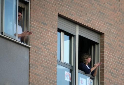 Dos vecinos aplauden a los sanitarios a las ocho de la tarde, durante el confinamiento