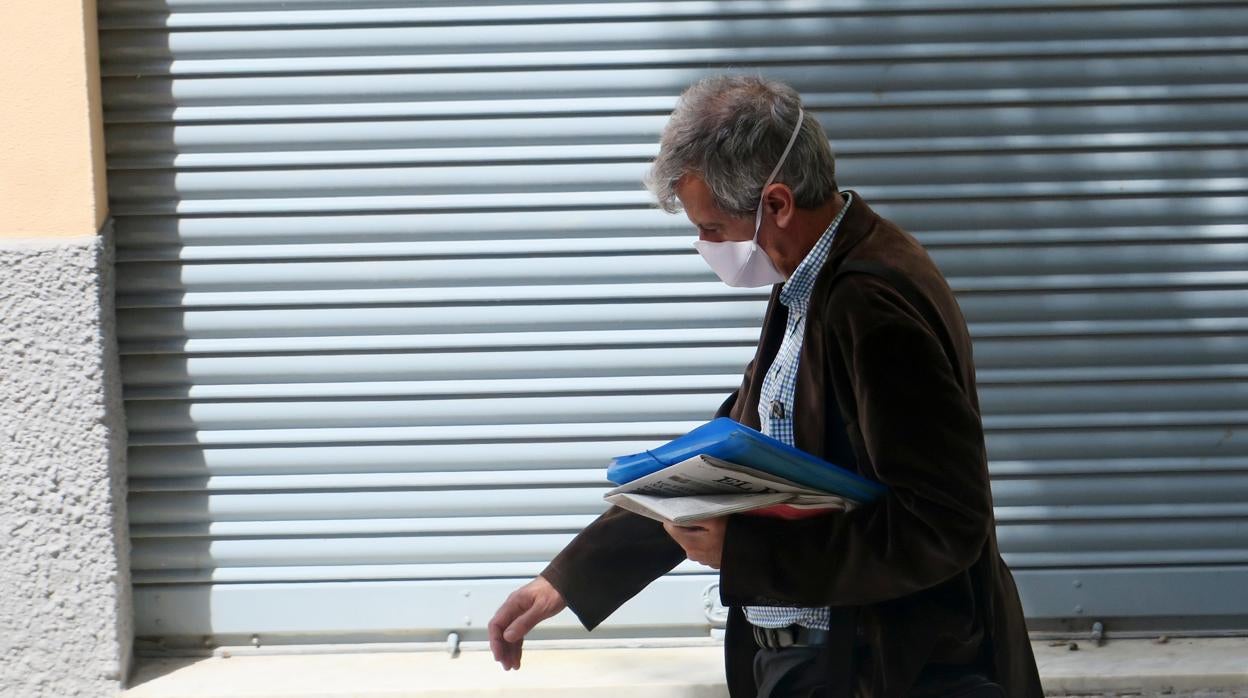 Un hombre con mascarilla en Alicante