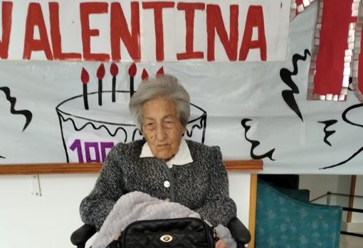 Valentina, a sus 100 años, celebra en su residencia una gran fiesta