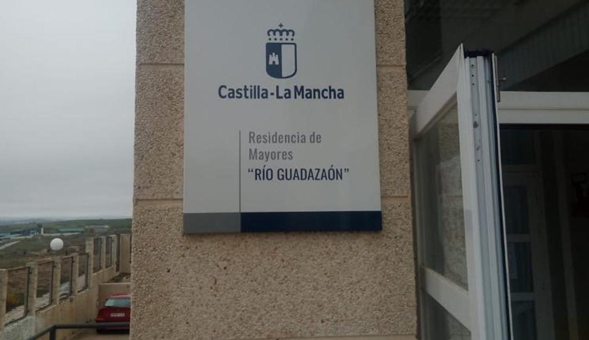 Entrada a la residencia de mayores «Río Guadazaón» en Carboneras (Cuenca)