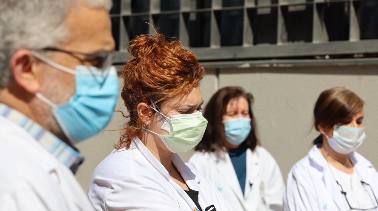 Sanitarios protegidos con mascarillas a las puertas de un centro sanitario de Zaragoza