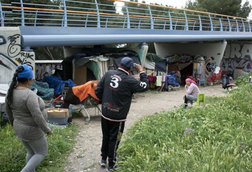 Ismail malvive junto a una docena de familiares en los bajos de un puente que cruza el paseo de Extremadura