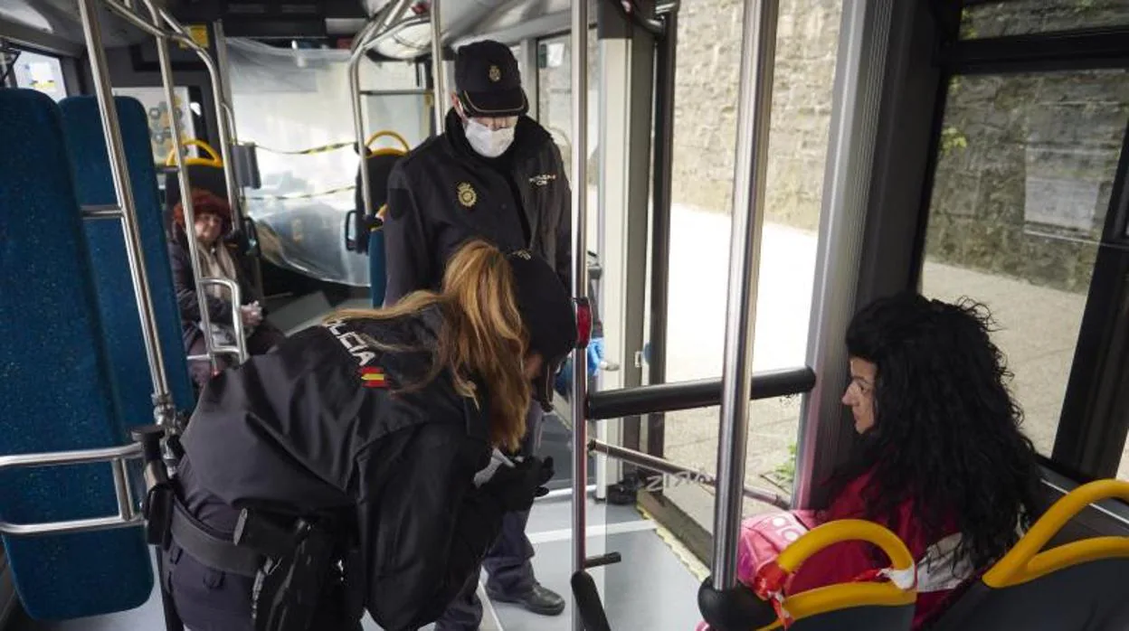 La Policía Nacional identifica a una mujer en un autobús urbano de Pamplona
