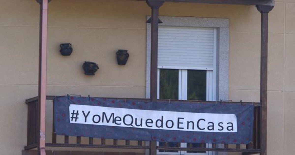 Pancarta en una vivienda de Ponferrada durante el estado de alarma por el coronavirus