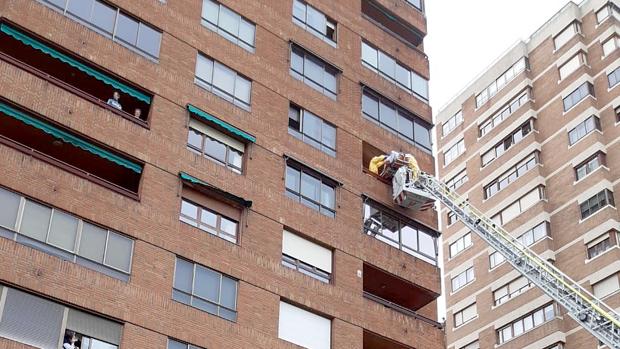 Evacuan por la ventana de su vivienda a una mujer que podría estar contagiada de coronavirus en Valladolid