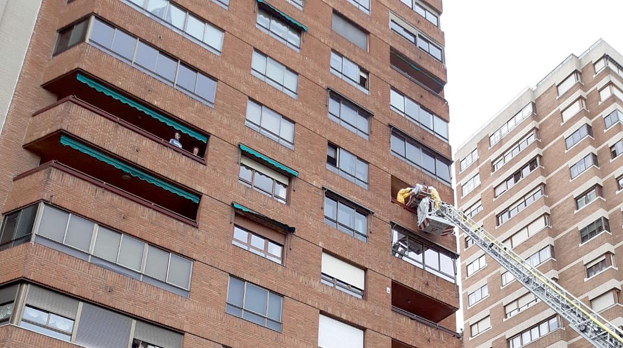 Bomberos evacuando a la mujer de su vivienda por la ventana