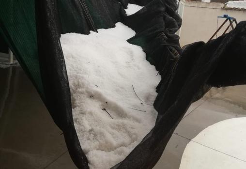 Granizo caído en una vienda de Camuñas este domingo