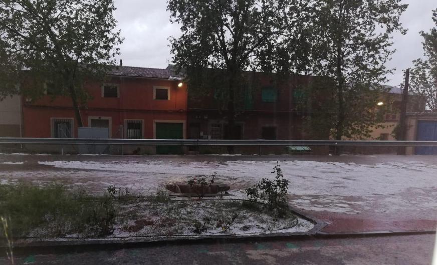 Tromba de agua y granizo en la zona de Camuñas a primera hora de la mañana