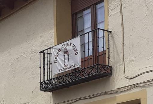 Un balcón de Frómista (Palencia) engalanado con motivo de las fiestas de San Telmo