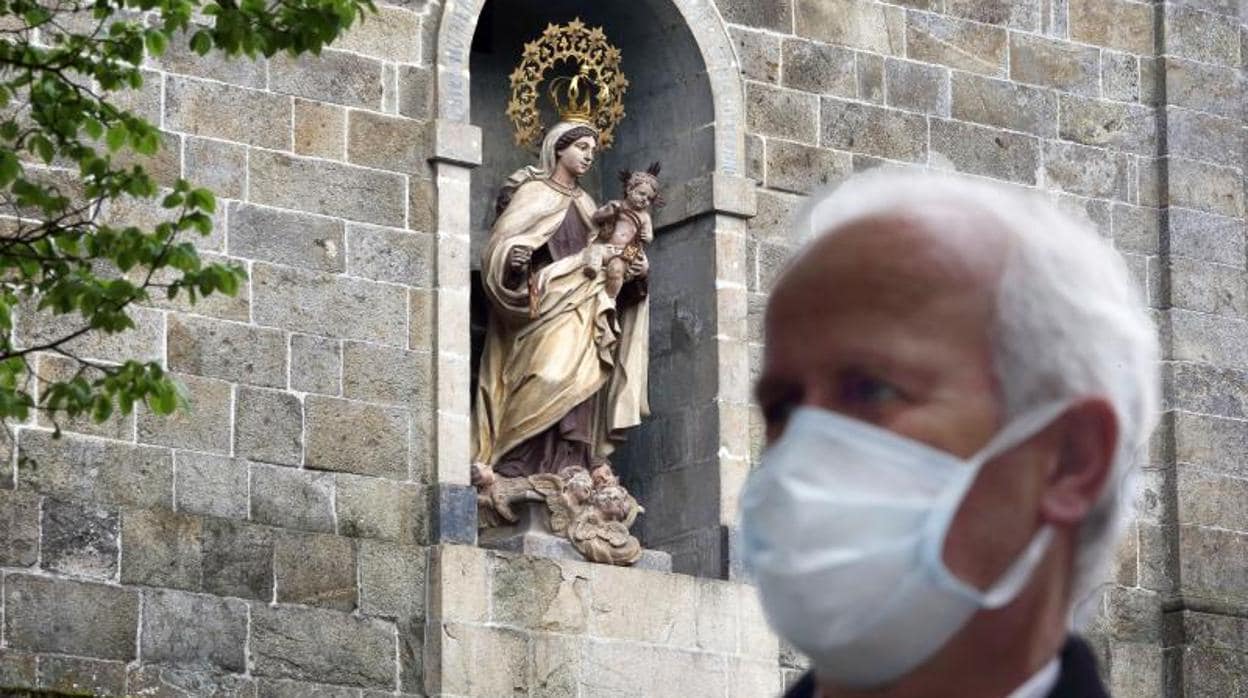 Un hombre, provisto de mascarilla, durante el confinamiento en una ciudad gallega