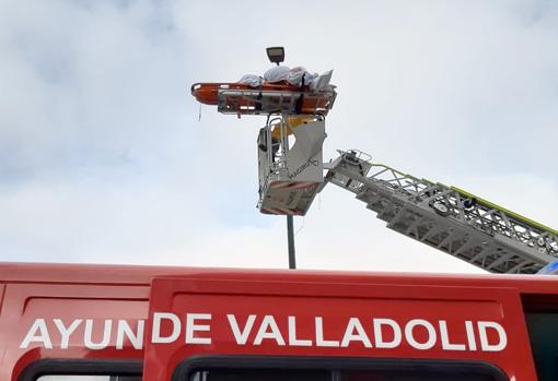 Evacuación e la señora por parte de los Bomberos de Valladolid