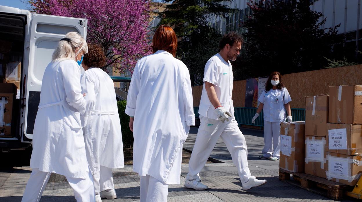 Un grupo de sanitarios del Hospital Miguel Servet de Zaragoza recogiendo un envío de material básico en plena crisis del coroanvirus