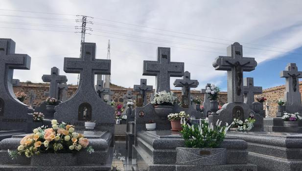 Roban 22 crucifijos del cementerio de Azucaica tras saltar por una tapia