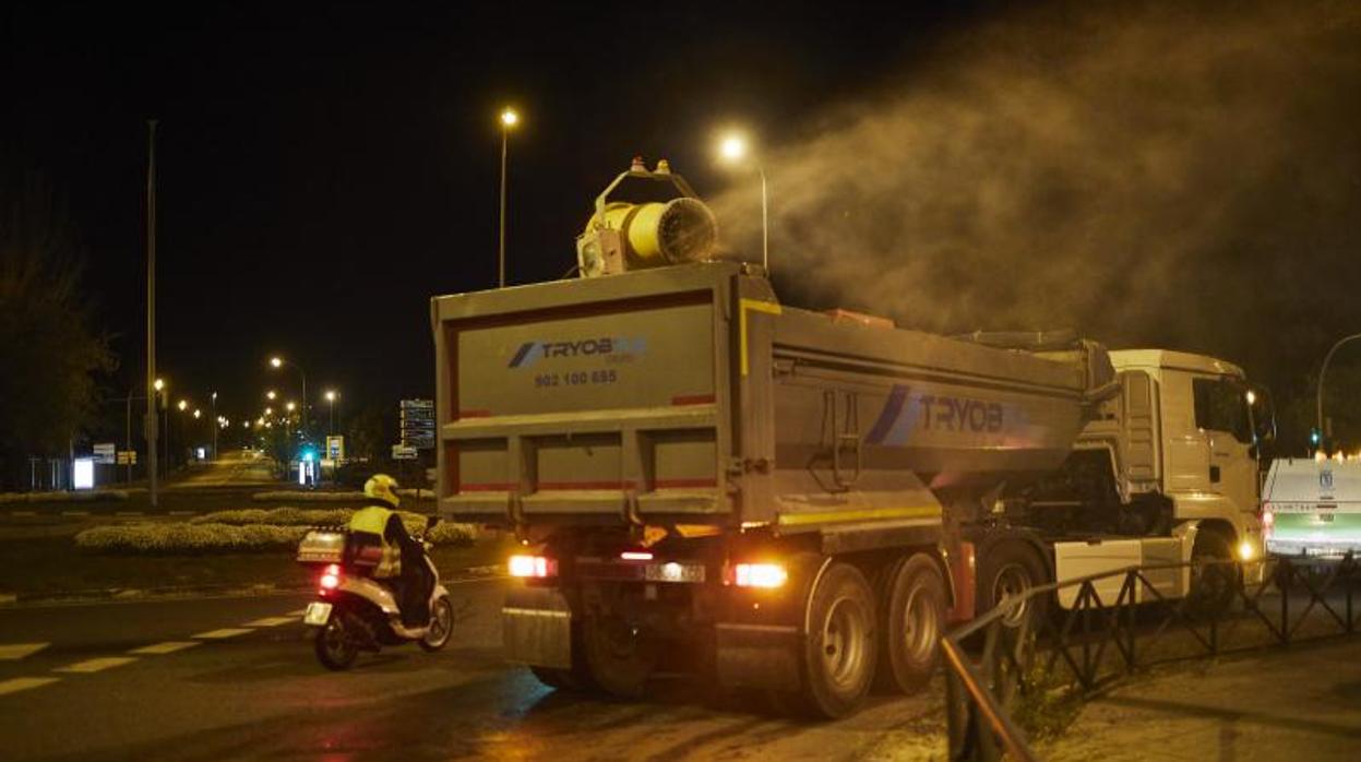 El camión con cañón nebulizador cedido por Tryob desinfecta las calles de Aluche en Madrid