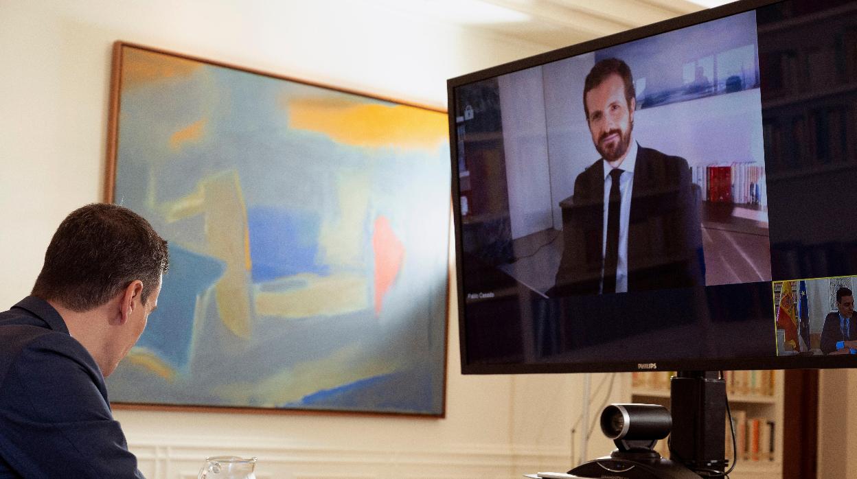 Pedro Sánchez y Pablo Casado, durante la videoconferencia de ayer