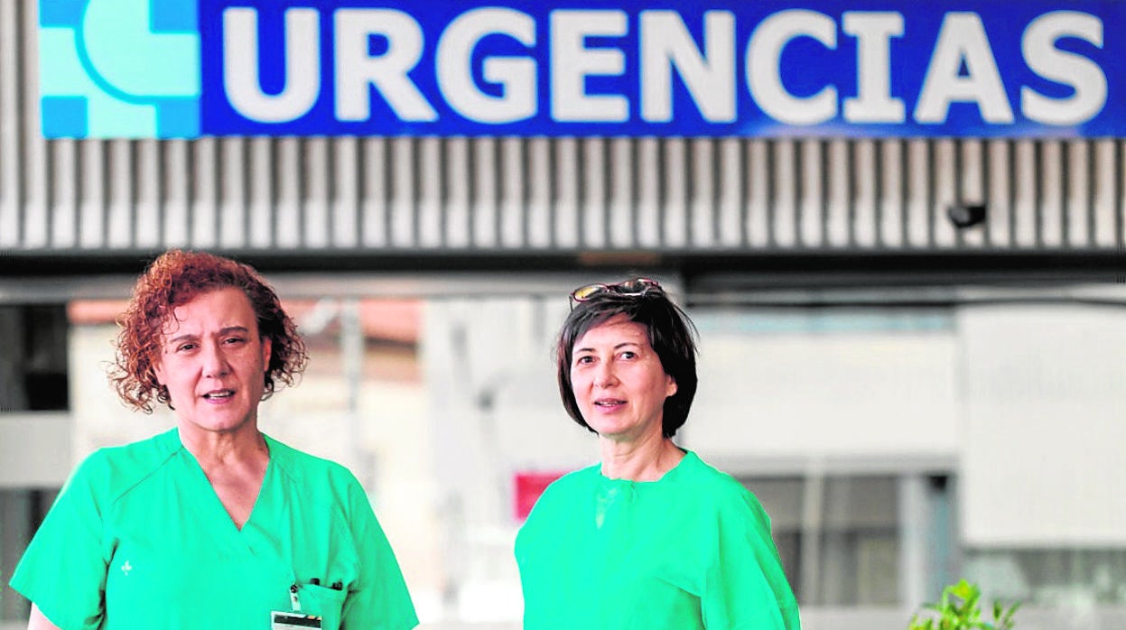 La jefa de Enfemeras de Urgencias del Hospital Clínico de Valladolid, Ana Valderrey, junto a Mercedes Sánchez, enfermera de Urgencias