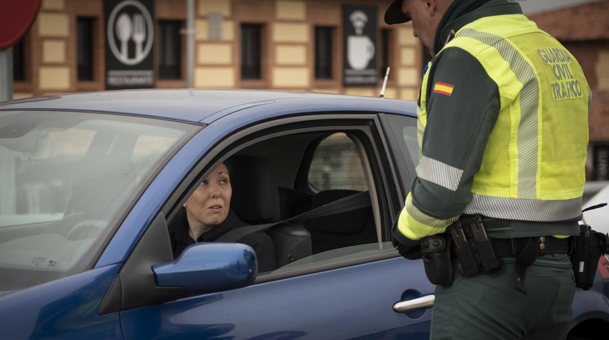 Imagen de un control de la Guardia Civil en la A-5, durante la crisis del coronavirus