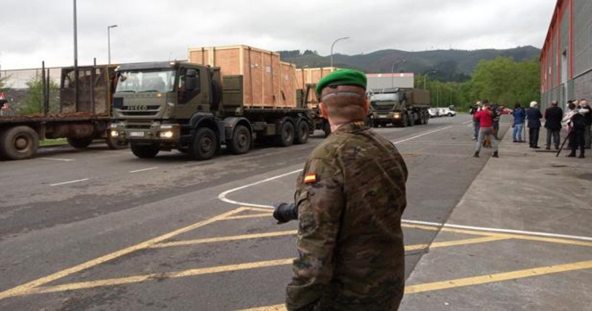 Un militar vigila la llegada de tres máquinas a las que instalaciones que Bexen Medical ha dispuesto en la localidad vizcaína de Etxebarría, donde se fabricarán mascarillas para el Ministerio de Sanidad