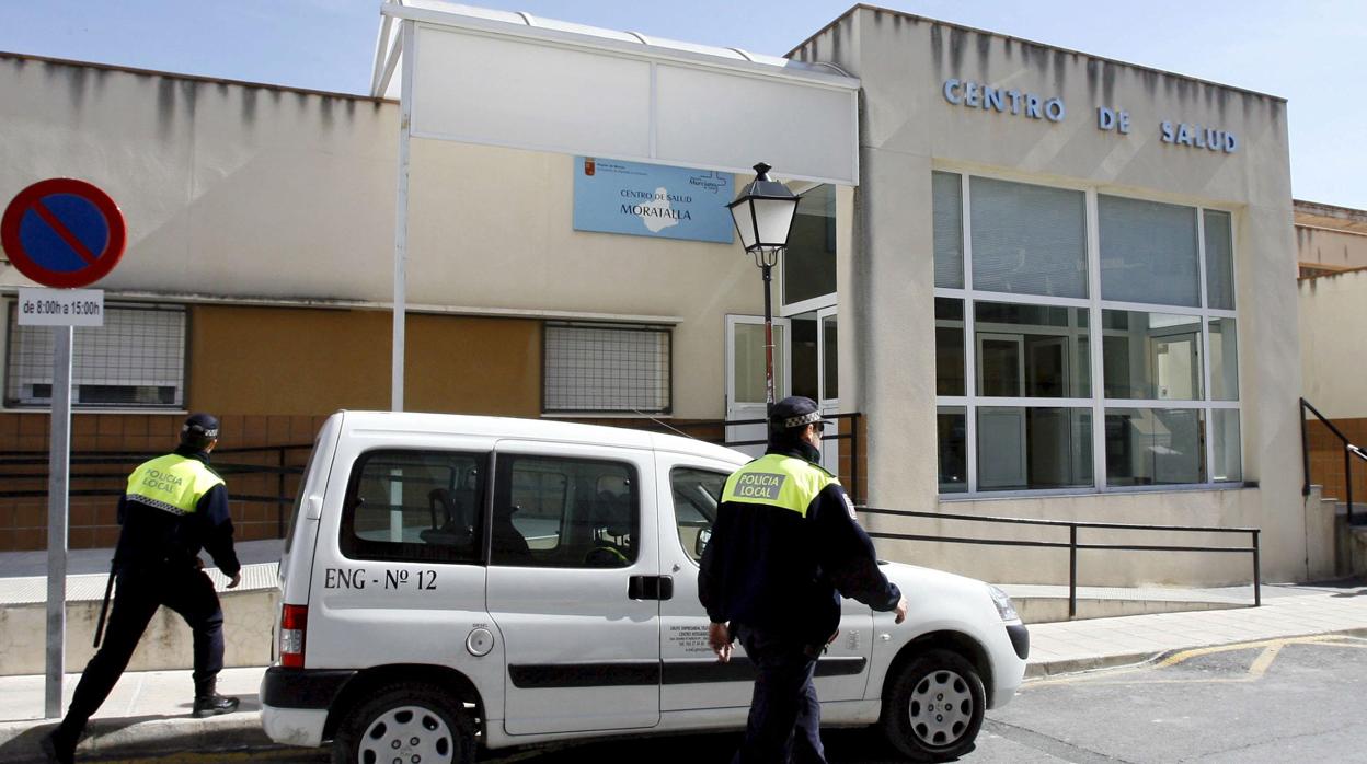 Imagen de archivo de dos agentes de la Policía Local que se dirigen al centro de salud de Moratalla (Murcia)