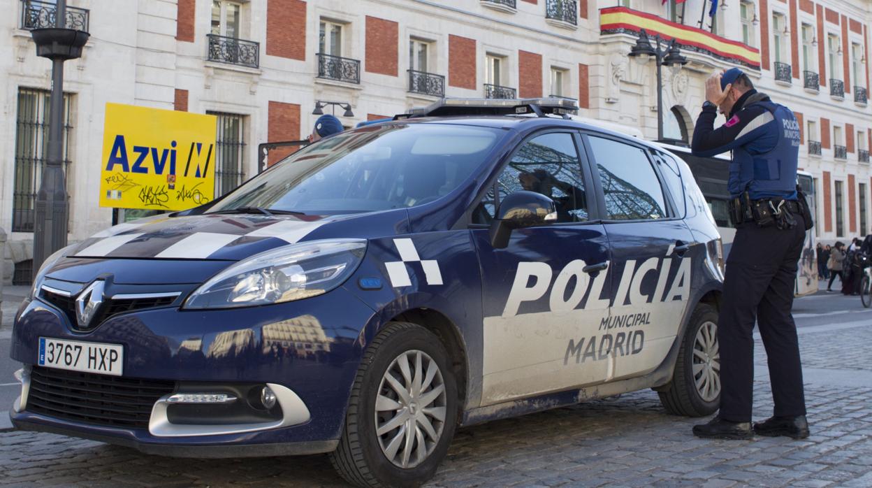 Un vehículo de la Policía Municipal estacionado en la Puerta del Sol