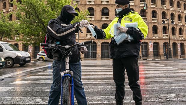 Coronavirus: prisión para un hombre tras ser sorprendido circulando en bicicleta tres veces en 20 minutos