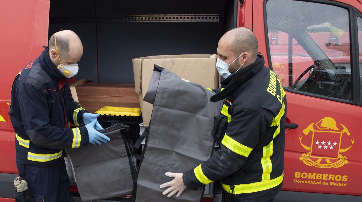 Bomberos actuando en una residencia madrileña